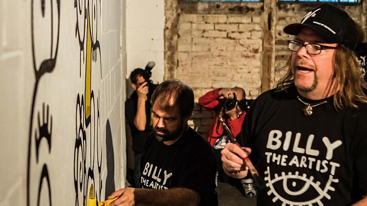 Der New Yorker Pop-Art-Künstler Billy The Artist lockte gemeinsam mit Alex dem pinselnden Sprayer zahlreiche Besucher in die alte Pakethalle in Coburg. Foto: Jochen Berger