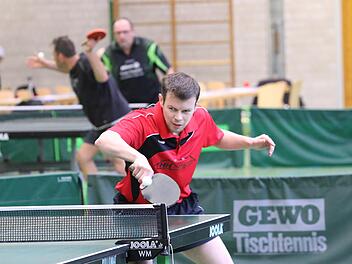 Nach der Meisterschaft in der Oberfrankenliga spielt die 1. Herrenmannschaft des TSV Windheim in der kommenden Saison in der neuen Verbandsliga Nordost. TSV-Spitzenspieler Stefan Schirmer war mit 27:8 Einzeln der viertbeste Ligaspieler.  Foto: Horst Marr