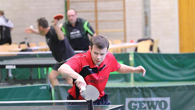 Nach der Meisterschaft in der Oberfrankenliga spielt die 1. Herrenmannschaft des TSV Windheim in der kommenden Saison in der neuen Verbandsliga Nordost. TSV-Spitzenspieler Stefan Schirmer war mit 27:8 Einzeln der viertbeste Ligaspieler.  Foto: Horst Marr