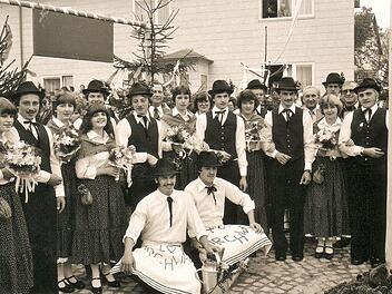 1978 gab es nach 24-jähriger Pause in Neukenroth wieder einen Plantanz. Mit im Bild auch Landrat Heinz Köhler (Zweiter von rechts), Bürgermeister Michael Lang (Fünfter von rechts) sowie Feuerwehrvorsitzender Andreas Scherbel (Mitte).Gerd Fleischmann