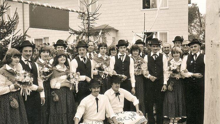 1978 gab es nach 24-jähriger Pause in Neukenroth wieder einen Plantanz. Mit im Bild auch Landrat Heinz Köhler (Zweiter von rechts), Bürgermeister Michael Lang (Fünfter von rechts) sowie Feuerwehrvorsitzender Andreas Scherbel (Mitte).Gerd Fleischmann