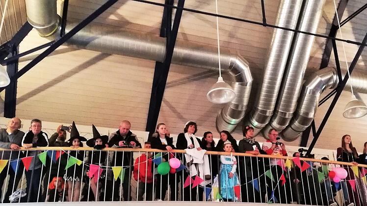 Das fröhlich gestimmte Publikum im Tattersall. Foto: Sigismund von Dobschütz