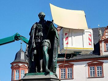 Ein  Team der Hochschule Coburg scannt das Denkmal von Prinz Albert auf dem Marktplatz.  Die große Pappe dient als Schutz vor den Strahlen des mobilen Scanners.Foto: Jochen Berger
