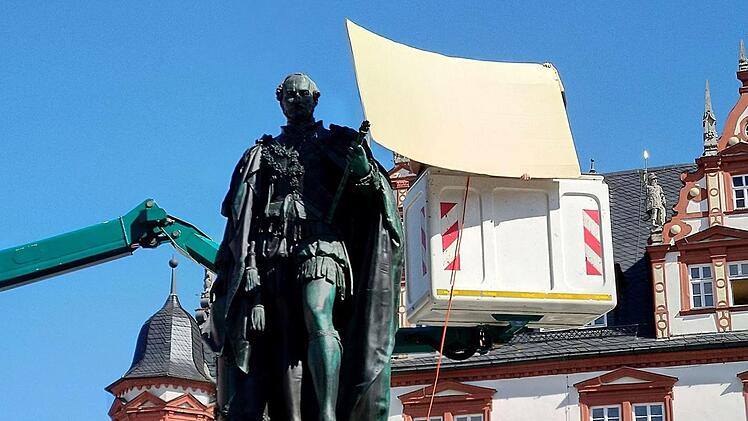 Ein  Team der Hochschule Coburg scannt das Denkmal von Prinz Albert auf dem Marktplatz.  Die große Pappe dient als Schutz vor den Strahlen des mobilen Scanners.Foto: Jochen Berger