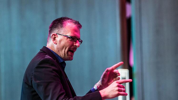 Kurzweiliges Programm auf hohem Niveau: Die Bigband der Hochschule Coburg unter Leitung von Ralf Probst sowie junge Gesangstalente aus der Region beeindruckten zahlreiche Zuhörer im Kongresshaus Rosengarten.Foto: Jochen Berger