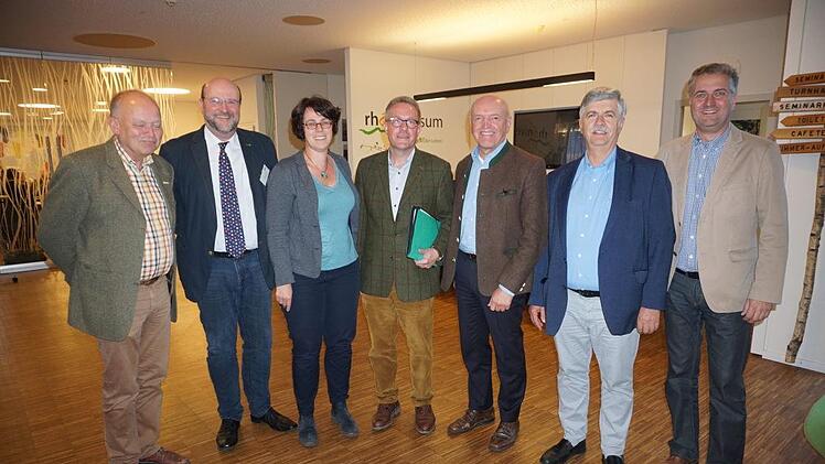 MAB Nationalkomitee Die Rhön war Gastgeber für das MAB-Nationalkomitee der  UNESCO-Biosphärenreservate. Getagt wurde in der Umweltbildungsstätte in  Oberelsbach. Das Bild zeigt von links den Leiter der Bayerischen  Verwaltungsstelle Michael Geier, Marc Auer (BMU), Barbara Engels (BfN,  Geschäftsführerin MAB-Nationalkomitee), den Vorsitzenden  Michael  Heugel, Landrat Thomas Habermann, Karl-Friedrich Abe (Leiter der  Verwaltungsstelle in Thüringen) und Thorsten Raab (Leiter der  Verwaltungsste...