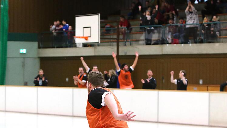 Manuel Jott vom Kulmbacher Team jubelt &uuml;ber sein Tor. Foto: Monika Limmer