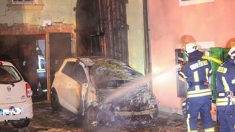 Flammen schlagen aus geparkten Elektroauto