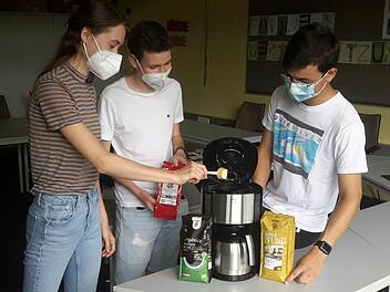 Seit mittlerweile 30 Jahren wird im Lehrerzimmer des Gymnasiums Fairtrade-Kaffee aufgebrüht. Diese Tatsache hat die Jugendlichen (von links) Maja Morper, Max Schüßler und Marlon Benkert mächtig beeindruckt. Foto: Rolf Pralle