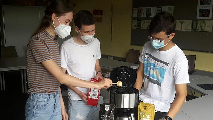 Seit mittlerweile 30 Jahren wird im Lehrerzimmer des Gymnasiums Fairtrade-Kaffee aufgebrüht. Diese Tatsache hat die Jugendlichen (von links) Maja Morper, Max Schüßler und Marlon Benkert mächtig beeindruckt. Foto: Rolf Pralle
