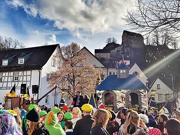 Fasching in Pottenstein: Bunter Umzug durch die Altstadt