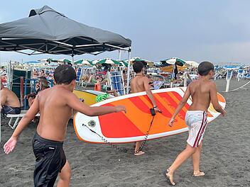 Drei Jungen an einem italienischen Strand