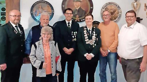 Die Geehrten für langjährige Mitgliedschaft: (von links) 1. Schützenmeister Klaus Brückner, Martin Eyring, Karola Schmitt, Lukas Hammer, Max Brückner, Thomas Bildhauer und 2. Bürgermeister Andreas Trägner.