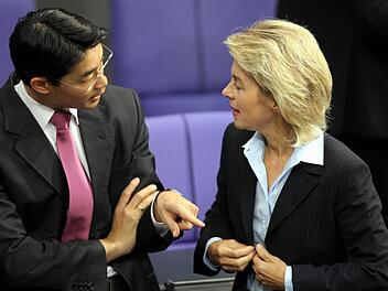 Bundesarbeitsministerin Ursula von der Leyen (CDU) und  Bundeswirtschaftsminister Philipp Rösler (FDP): Was muss rein in den Armutsbericht?. Foto: dpa