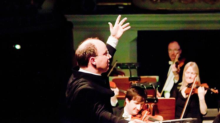 Unter der Leitung von Roland Kluttig gestaltet das Philharmonische Orchester des Landestheaters ein Sinfoniekonzert in Zusammenarbeit mit der "Gesellschaft der Musikfreunde".