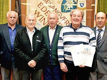 Zwei "Sechziger und einen Fünfziger" konnte der Gesangverein Edelweiss Winkels ehren (von links): Vorsitzender Ewald Krebs, Ernst Beck, Erich Hauck, Ernst Zwirlein und Siegfried Gottwald vom Fränkischen Sängerbund.  Foto: Peter Rauch