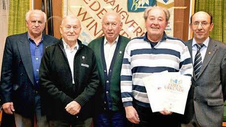 Zwei "Sechziger und einen Fünfziger" konnte der Gesangverein Edelweiss Winkels ehren (von links): Vorsitzender Ewald Krebs, Ernst Beck, Erich Hauck, Ernst Zwirlein und Siegfried Gottwald vom Fränkischen Sängerbund.  Foto: Peter Rauch