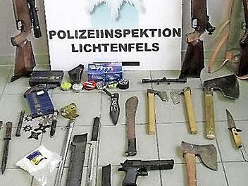Die sichergestellten Gegenstände und Waffen Foto: Polizei
