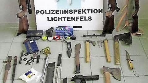 Die sichergestellten Gegenstände und Waffen Foto: Polizei