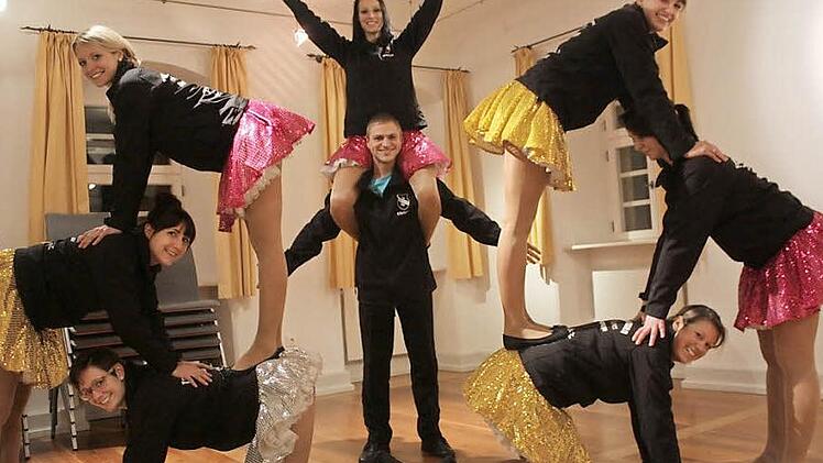 Solche Ensemble-Figuren werden aus Sicherheitsgründen eigentlich nur mit Matten in der Turnhalle geprobt.  Foto: Robert Huger