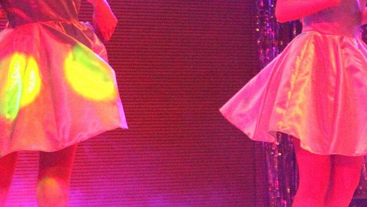 Lorena Hofmann (links) und Hanna Schorr im Licht der Scheinwerfer