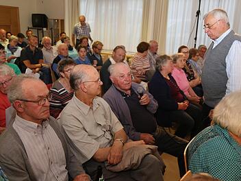 Richard Körber (sitzend) erzählt seine Erinnerungen, links von ihm Pfarrer Albert Löhr. Foto: Franz Galster