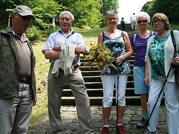 Eine Gruppe Gläubige aus Lohr brachte Margareta Otto aus Freising (rechts) mit auf den Maria Ehrenberg. In der Mitte Marliese Rufer. Foto: Gabriele Sell