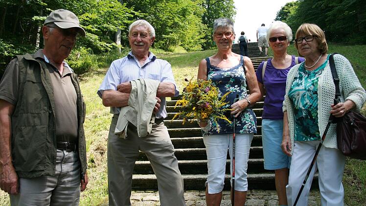 Eine Gruppe Gläubige aus Lohr brachte Margareta Otto aus Freising (rechts) mit auf den Maria Ehrenberg. In der Mitte Marliese Rufer. Foto: Gabriele Sell