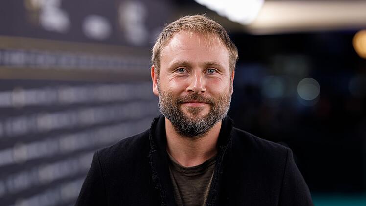 Der Autodidakt Max Riemelt entwickelte sich zu einem der renommiertesten deutschen Schauspieler. Er drehte mit bekannten Regisseuren wie Dominik Graf ("Im Angesicht des Verbrechens") und wirkte in mehreren internationalen Produktionen mit wie "Sense8" und "Matrix Resurrections".