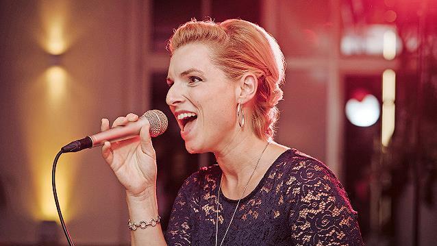 Jessica Herzog kennt die Kraft der Stimme und wei&szlig;, wie wichtig Stimmpflege ist: Sie steht regelm&auml;&szlig;ig als S&auml;ngerin auf der B&uuml;hne.