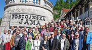Die Reisegruppe vor der Postonja-H&ouml;hle.