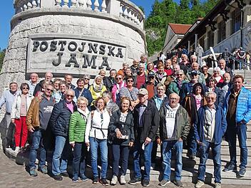 Die Reisegruppe vor der Postonja-H&ouml;hle.