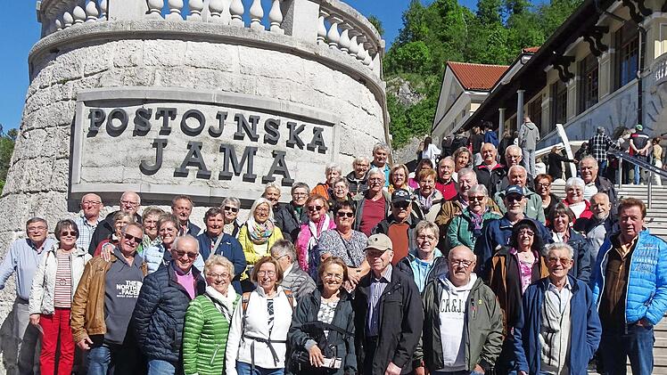 Die Reisegruppe vor der Postonja-H&ouml;hle.