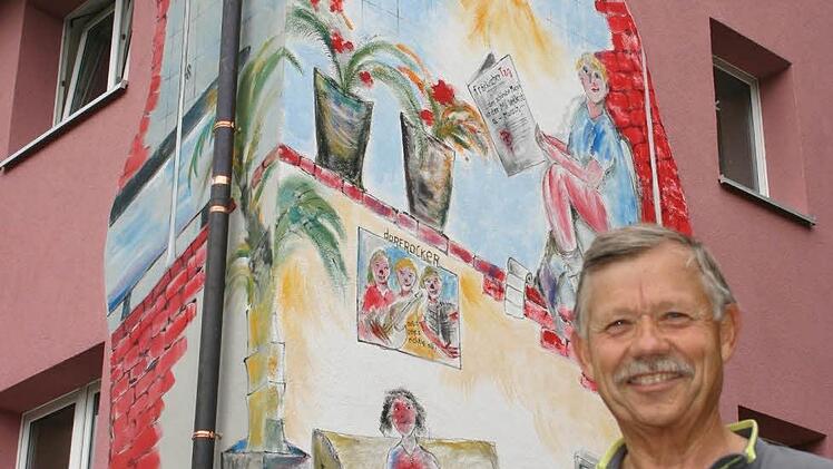 Andreas Geus hat die Fassade seines Mietshauses in Ebern von dem Künstler Heinz Plasa mit einem Wandbild verschönern lassen. Natürlich sind auch die "Dorfrocker" darauf zu sehen.  Foto: Eckehard Kiesewetter