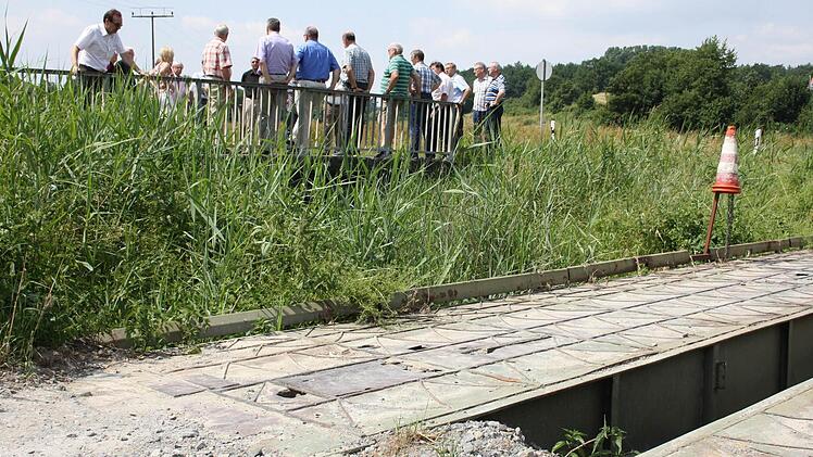 In Hohnsberg bei Geiselwind wurde schon eine Bachüberfahrt neben der Straße angelegt - weil die Brücke für den Schwerlastverkehr nicht freigegeben ist.