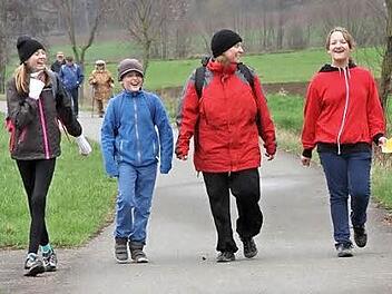 Das schlechte Wetter konnte diesen Wanderern rund um Eggolsheim nichts anhaben.  Foto: Erlwein