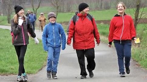 Das schlechte Wetter konnte diesen Wanderern rund um Eggolsheim nichts anhaben.  Foto: Erlwein