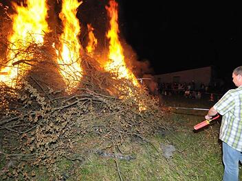 Der Höhepunkt des ersten Tages der Solikerwa in Herzogenaurach: das Johannisfeuer. Foto: Roland Meister