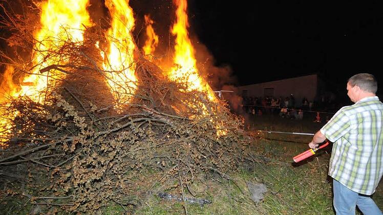Der Höhepunkt des ersten Tages der Solikerwa in Herzogenaurach: das Johannisfeuer. Foto: Roland Meister