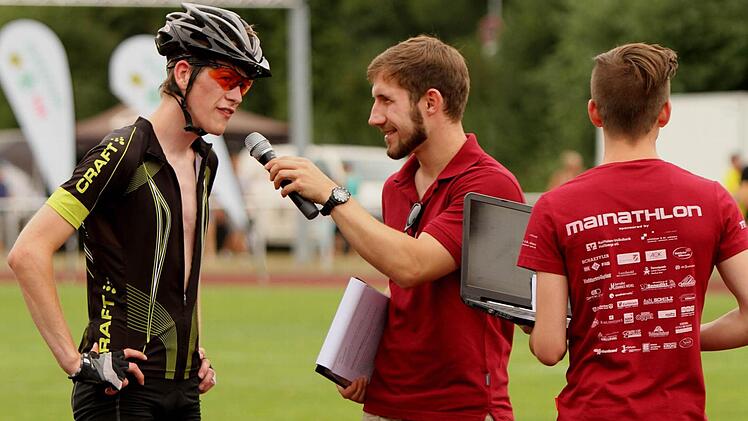 Felix Pfuhlmann, Mountainbike-Ass und Mitorganisator (links), war ein gefragter Gesprächspartner.