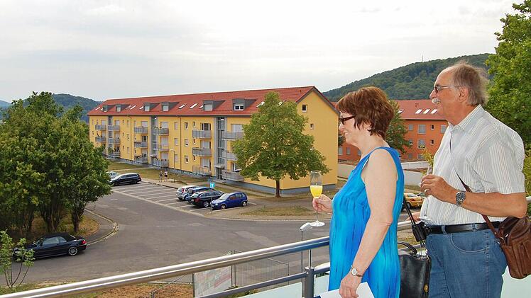 Gerlinde und Dieter Rieß aus Pappenheim genießen den Blick von ihrem Balkon; im Hintergrund die bunten Schaible-Häuser an Schurz- und Pfalzstraße.  Foto: Sigismund von Dobschütz