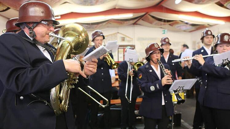 Die "1. Neusiche Feuerwehrkapelln" bei der Bierprobe  Foto: Barbara Herbst