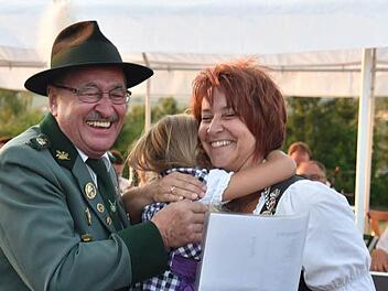 Mit Hilfe des 1. Ritters Ulrich Hofmann gelang es Lorena, ihrer Mama Maria Lessig die Kette um den Hals zu hängen. Foto: Gabi Arnold