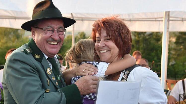 Mit Hilfe des 1. Ritters Ulrich Hofmann gelang es Lorena, ihrer Mama Maria Lessig die Kette um den Hals zu hängen. Foto: Gabi Arnold