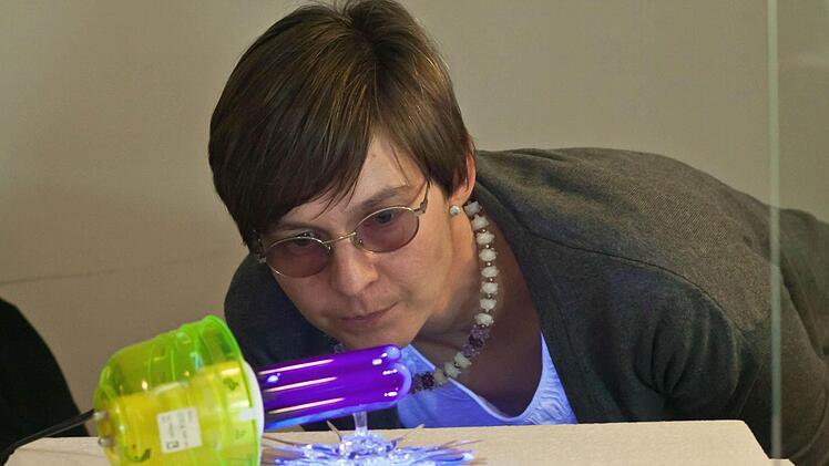 Impressionen vom Lampenglas-Workshop im Glasmuseum Rosenau: Rebekka Gutgesell kontrolliert eine entstehende neue Arbeit, bei der einzelne Glaselemente miteinander verklebt werden.Foto: Jochen Berger