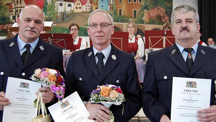 Für 40-jährige Mitgliedschaft in der Feuerwehr wurden (von links) Gottfried Büttner und Berthold Hümpfer (beide Großenbrach) sowie Manfred Kleinhenz (Nickersfelden) mit dem goldenen Feuerwehr-Ehrenzeichen ausgezeichnet. Foto: Sigismund von Dobschütz
