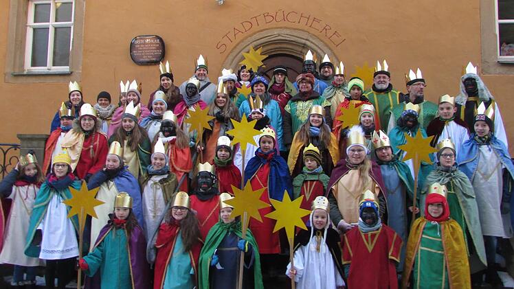 56 Frauen Männer und Kinder, zum Teil im Gesicht als Mohr bemalt, zogen von der Eberner Pfarrkirche St. Laurentius aus als Sternsinger von Haus zu Haus.  Foto: Patrick Hanus