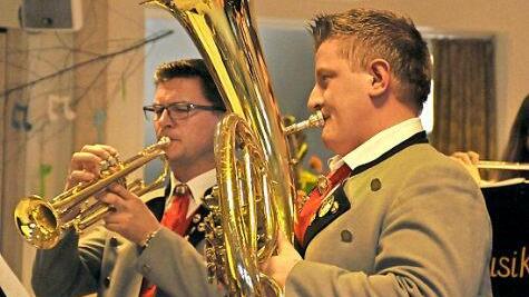 Christian Metz (Trompete) und Markus Kliem (Tenorhorn) bei dem Solostück "Bohemian Lovers" von Franz Xaver Holzhauser
