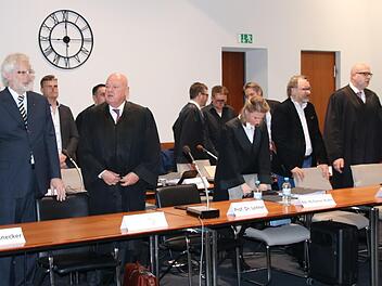 Auf der Anklagebank musste das Landgericht Hof anbauen - sonst hätten die vier Angeklagten und die acht Verteidiger am Donnerstag keinen Platz gehabt. Foto: Stephan Tiroch