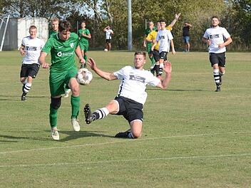 Simon Hammer von der SG Geroda stoppt hier Alexander Flassig vom SV Garitz relativ unsanft. Am Ende sammelten die Rh&ouml;ner drei wichtige Punkte f&uuml;r den Klassenerhalt ein. Foto: ssp